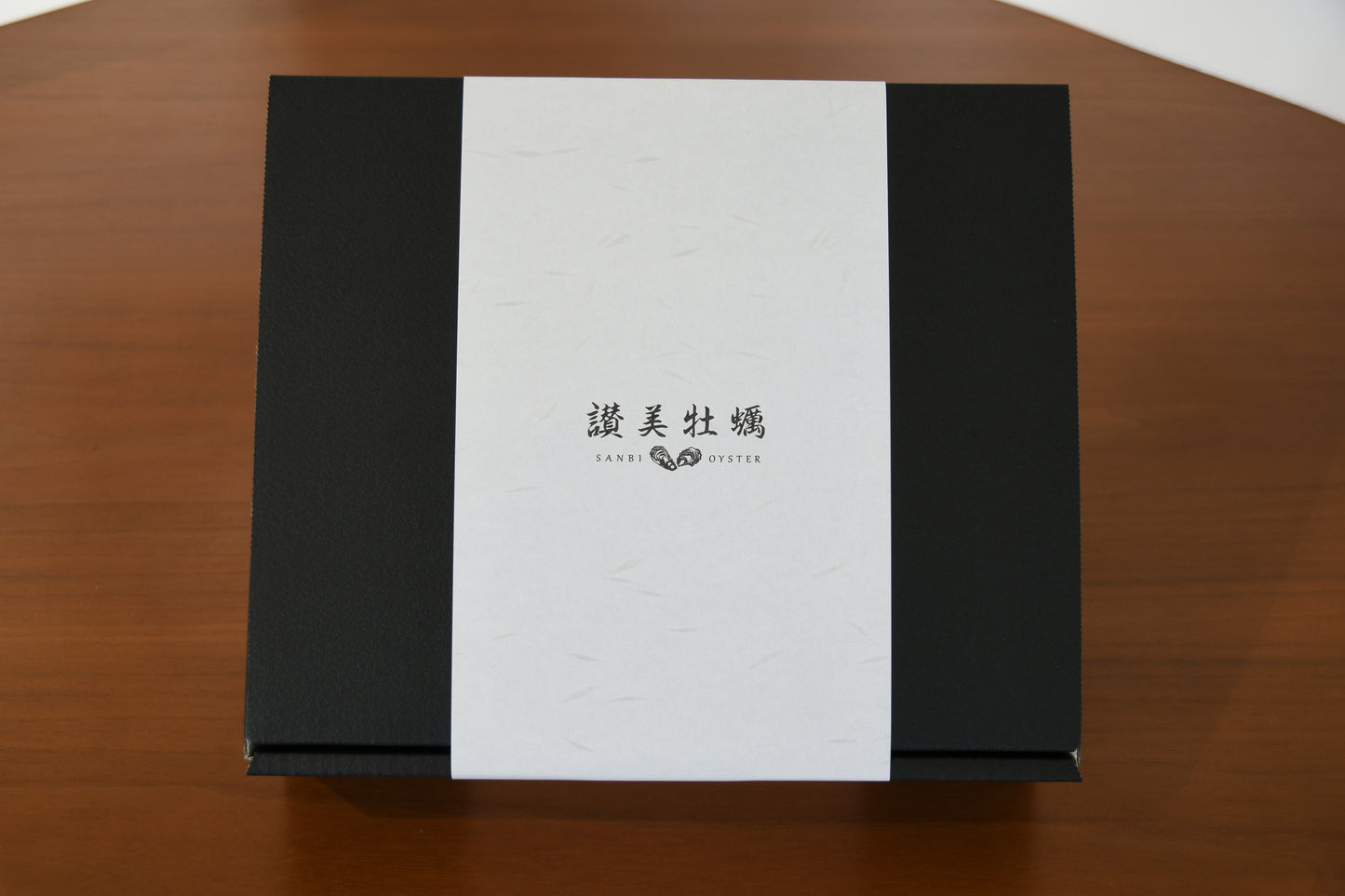 【贈答用】【冷凍】旬の殻付き牡蠣 10個入り 1袋 化粧箱入り